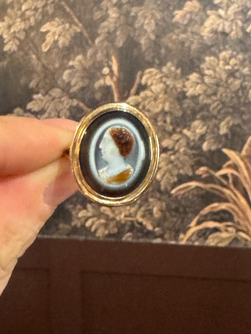 Antique Gold Ring with Banded Agate Cameo of a Woman. Late 18th – Early 19th Century, Italian [LM]
